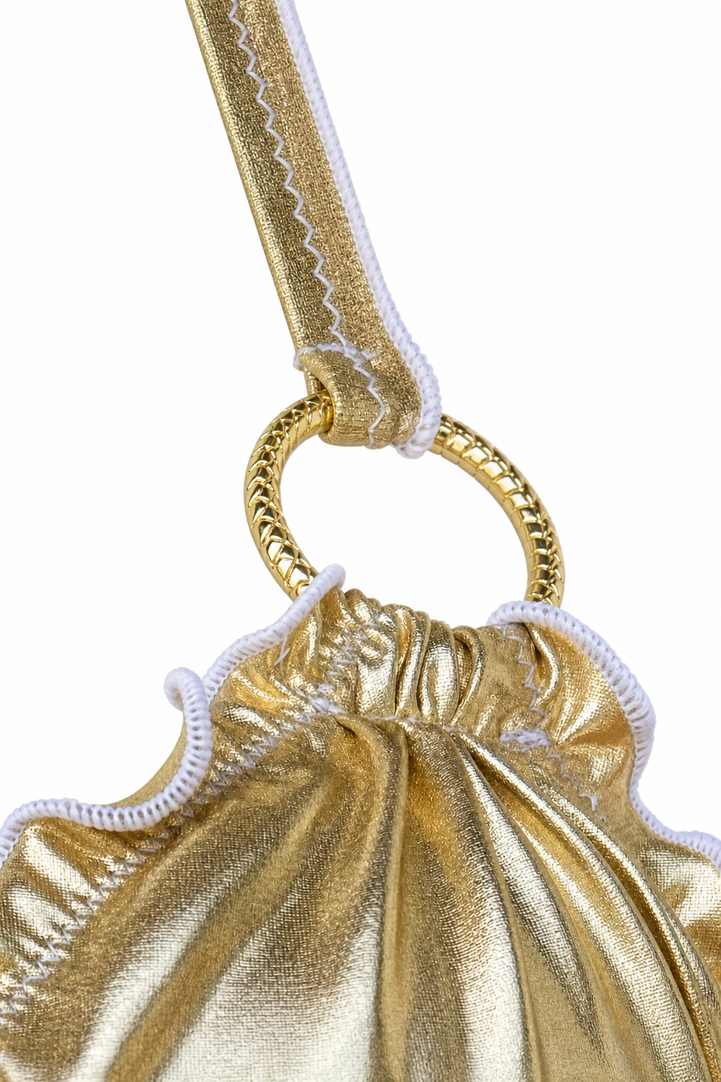 Dettaglio dell'anello dorato intrecciato e del profilo bianco del Bikini Oro